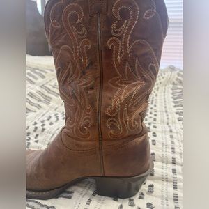 Autographed Taylor swift Ariat cowboy boots from 2009.
